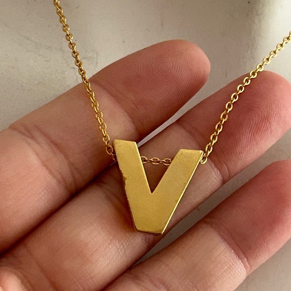 5/$25 Gold Initial V monogram Necklace 16 inch 🥰 - Picture 1 of 8